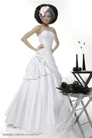 穿白色婚纱礼服气质高贵的国外美女模特