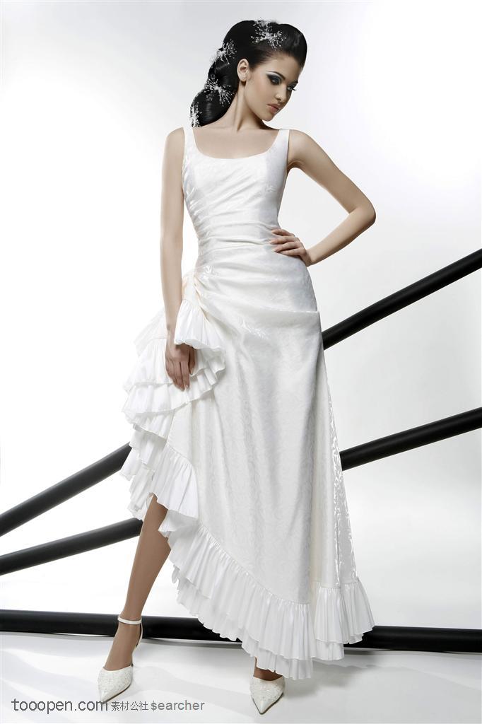 穿洁白长裙的气质美女婚庆图片