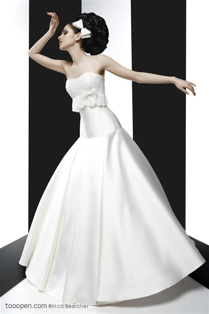 穿白色婚纱长裙清纯气质的美女