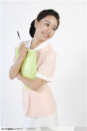 医疗人物-穿护士服的美女环抱着笔记本和钢笔向后张望
