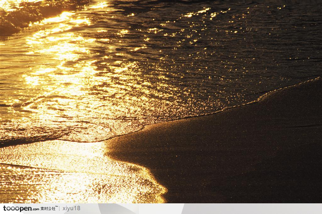海滩风景- 夕阳下的海岸风光