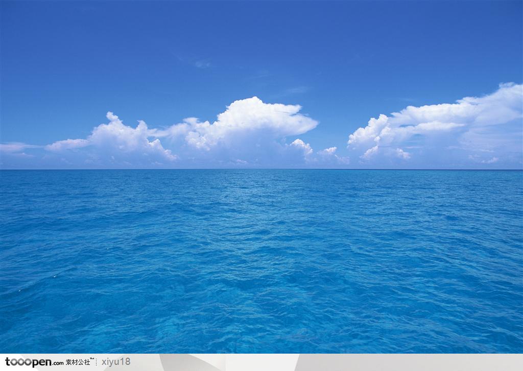 海滩风景-白云下碧蓝的海水
