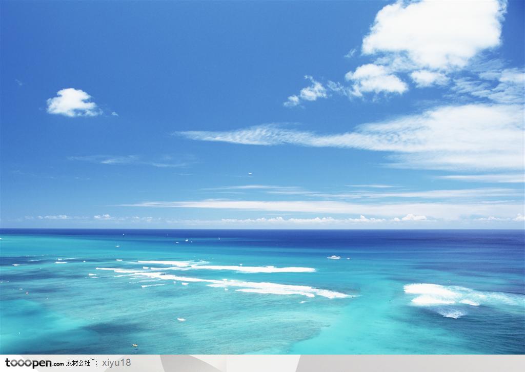 海滩风景-白云下蔚蓝的海水