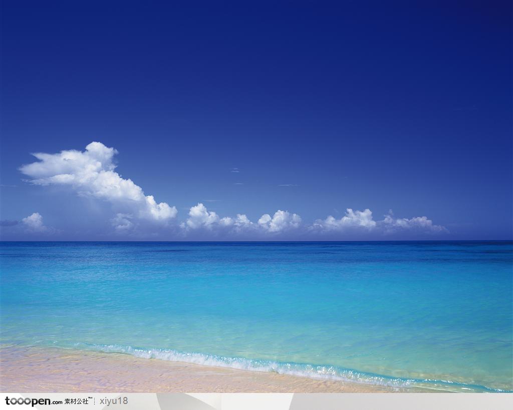 海滩风景-白云与碧蓝的海水