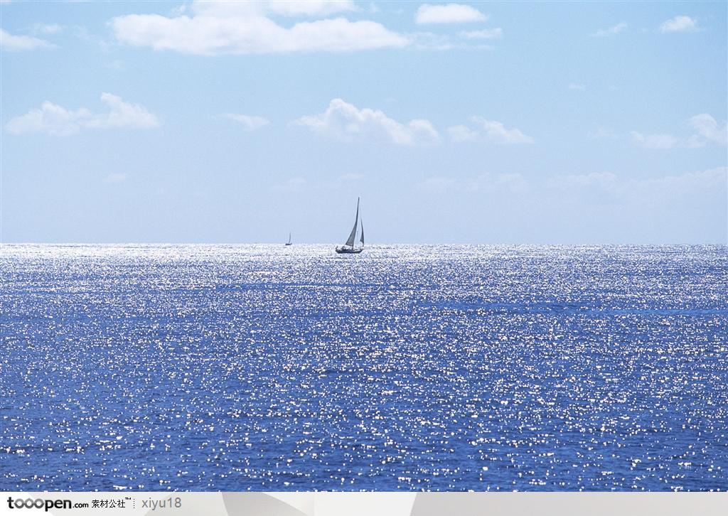 海滩风景-碧蓝海中的帆船
