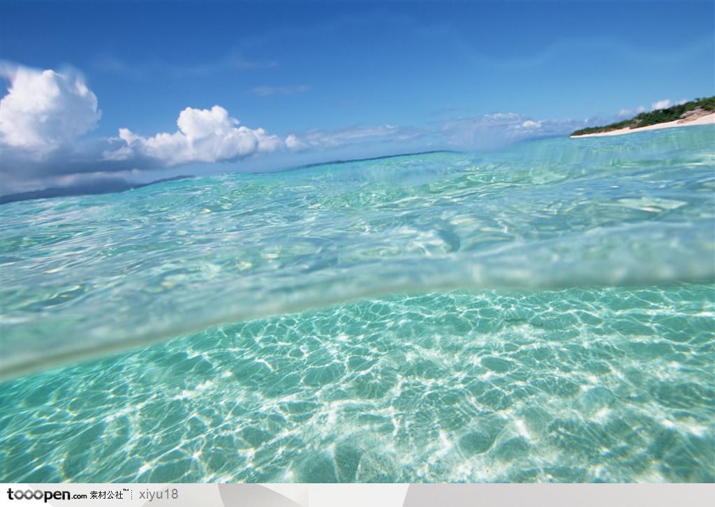 海滩风景-波光粼粼的海水