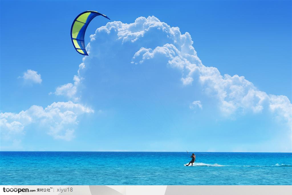 海滩风景-海面上的滑翔伞