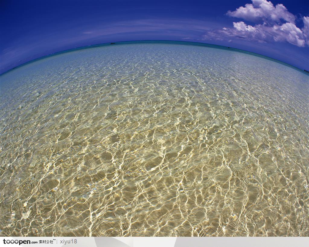 海滩风景-金色海沙上的水