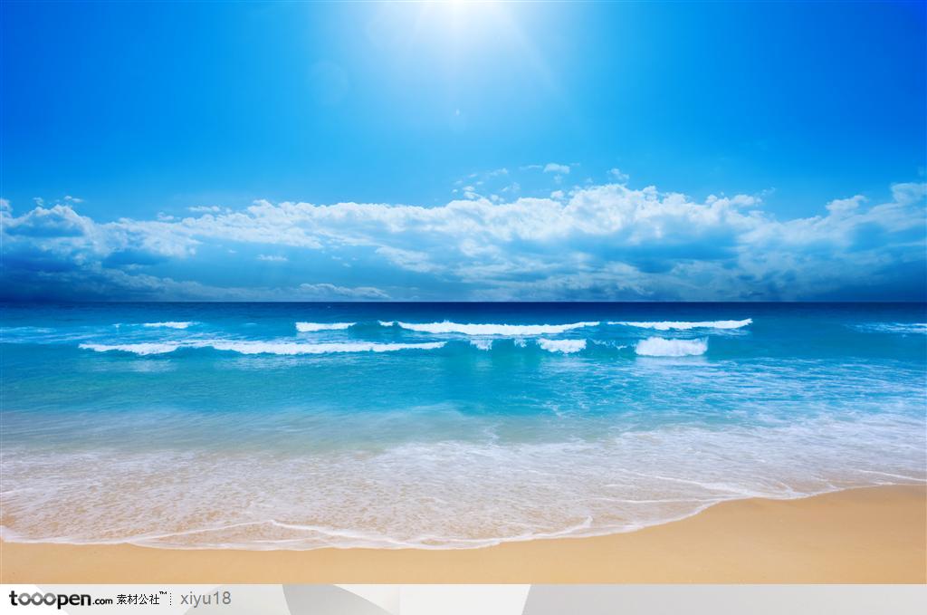 海滩风景-蓝天下翻滚的海水