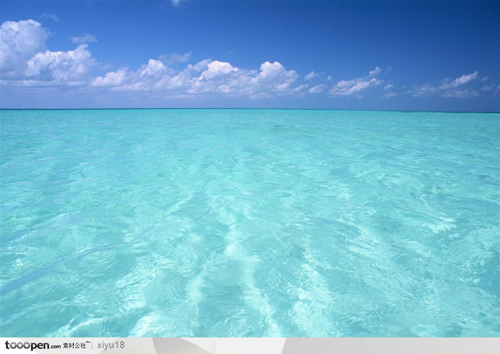 海滩风景-蔚蓝的平静海面