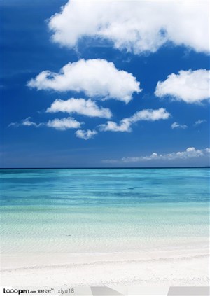 海滩风景-白云下的蓝色海面