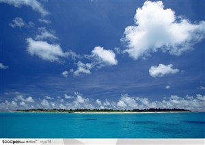 海滩风景-白云下的小岛