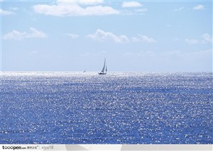 海滩风景-碧蓝海中的帆船
