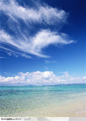 海滩风景-浮云下的沙滩