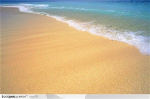 海滩风景-海浪打在沙滩上