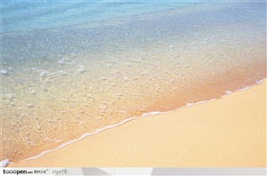 海滩风景-金色沙滩上的海水
