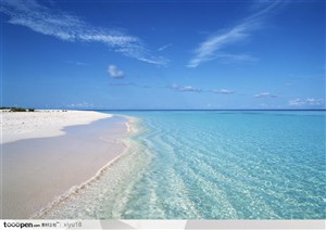 海滩风景-蓝天下一望无际的沙滩