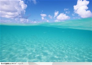 海滩风景-浅蓝色的海水