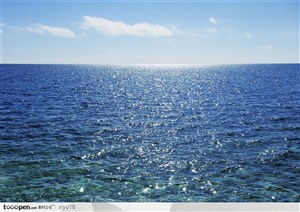 海滩风景-蔚蓝的平静海水