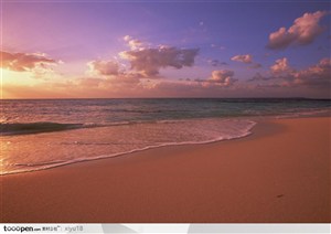 海滩风景-夕阳下金色的沙滩