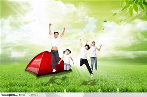 绿色草地上的红色帐篷和跳跃的一家人