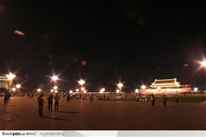 北京天安门广场上晚间散步的人群北京夜景