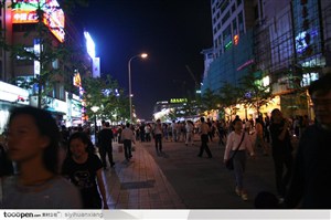 北京市王府井大街来往人群北京夜景