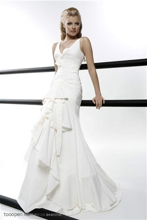 穿白色长裙晚礼服婚纱气质高贵的美女