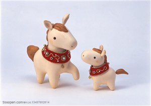 玩具-两只带了项圈的粉嫩玩具陶瓷小木马造型