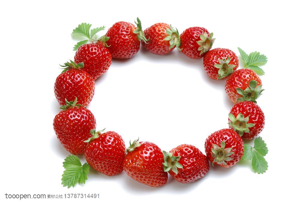新鲜水果-摆放成一个圆形的新鲜草莓