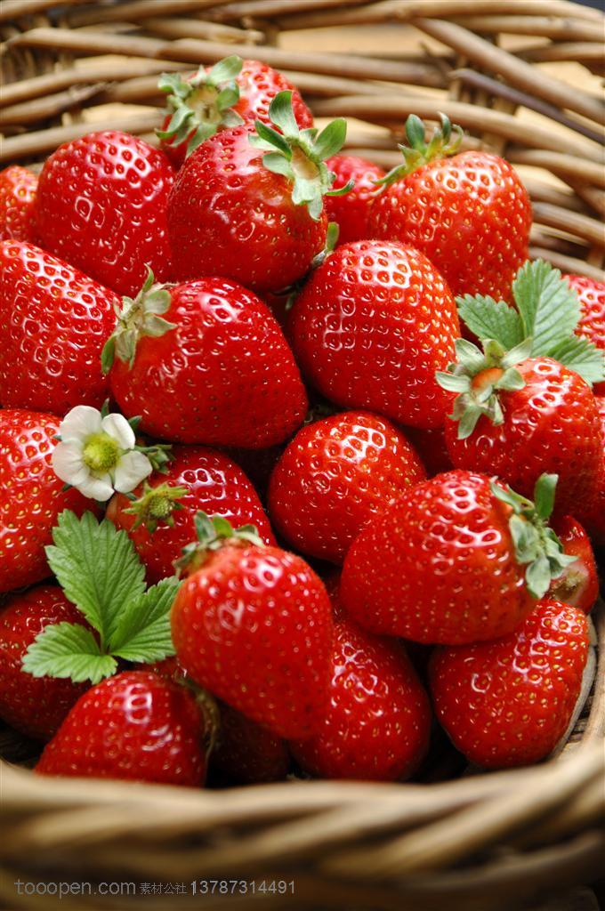 新鲜水果-在柳条编织篮里堆放着新鲜的草莓