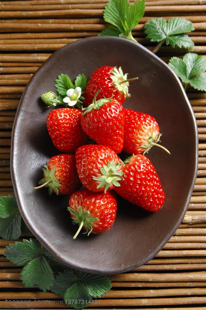 新鲜水果-俯视陶瓷容器装好新鲜草莓