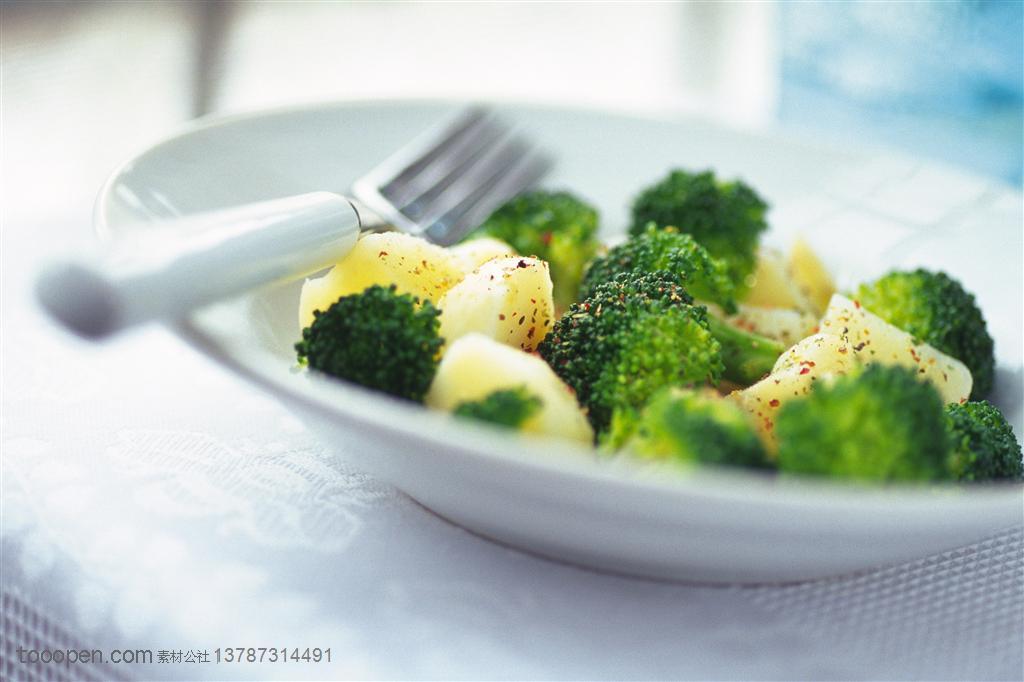 营养美食-餐盘里装着西兰花和土豆块的蔬菜沙拉