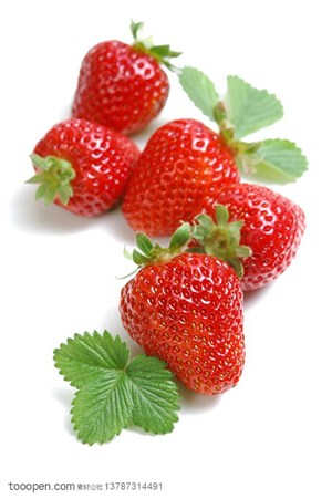 新鲜水果-竖着排列的五颗新鲜草莓和叶子水果图片
