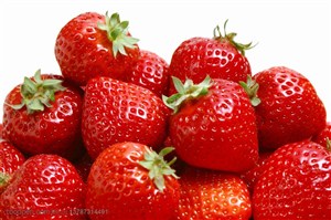 新鲜水果-堆放在一起的新鲜草莓