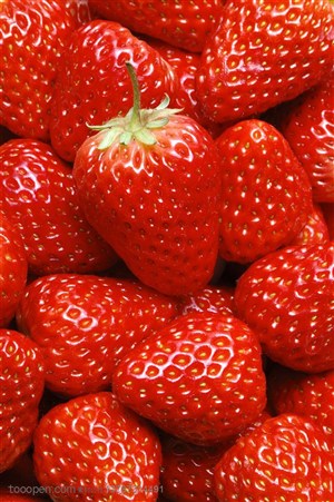 新鲜水果-清理干净的堆放在一起的新鲜草莓水果图片