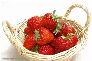 新鲜水果-放在白色藤条篓子里的新鲜草莓
