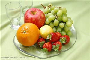 新鲜水果-果盘上放着新鲜的葡萄、苹果、橘子、草莓