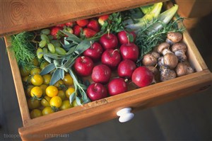 营养美食-厨房抽屉里的西红柿、蘑菇、提子、草莓等蔬果