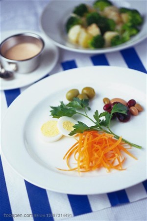 营养美食-蓝色餐桌上摆放的蔬菜沙拉