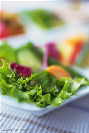 营养美食-布桌布上的餐盘里放在蔬果沙拉