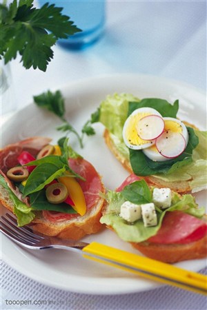 营养美食-餐盘里的面包蔬果早餐和叉子