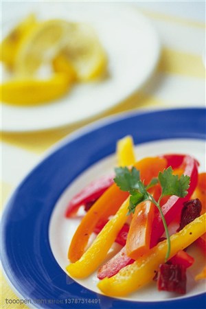 营养美食-蓝色餐盘里的蔬果美食特写