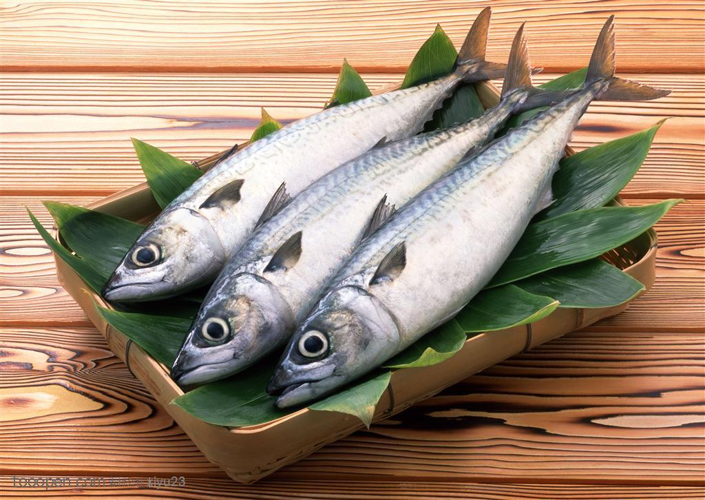 新鲜鱼类-竹篮中的鲜鱼