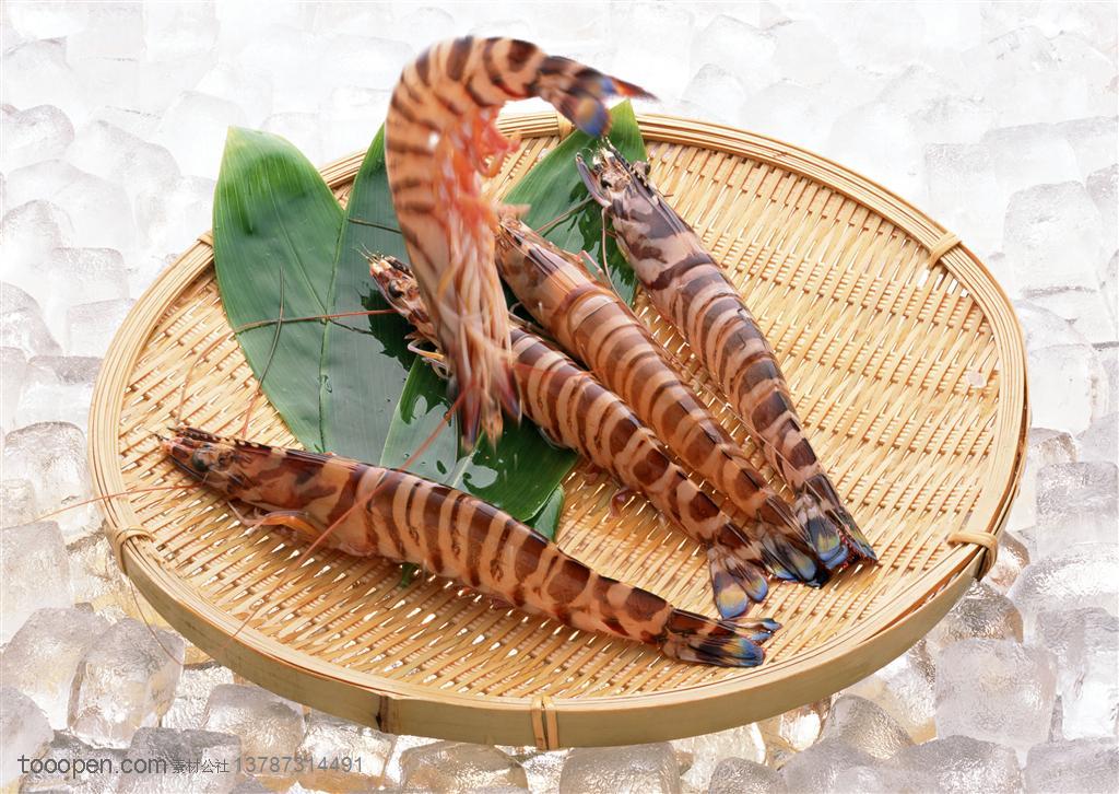 海底生物-放在竹编簸箕里的竹叶和基围虾