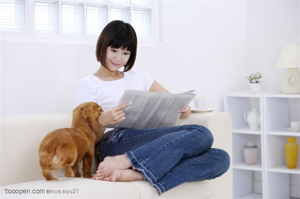 宠物女孩-沙发上看书的美女狗