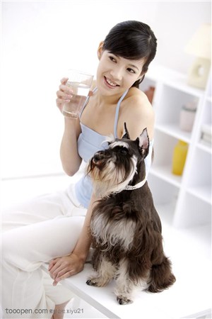 宠物女孩-喝水的美女与狗狗