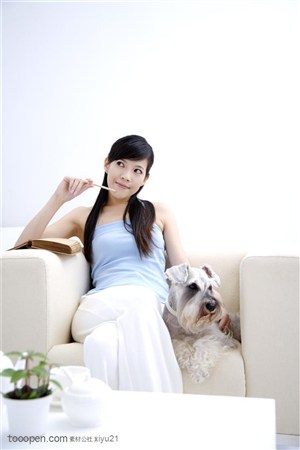 宠物女孩-坐着沙发上的美女与狗狗