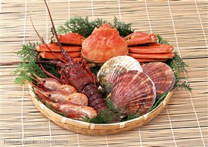 海洋生物-放在簸箕里的大龙虾、基围虾、扇贝、大螃蟹等海鲜