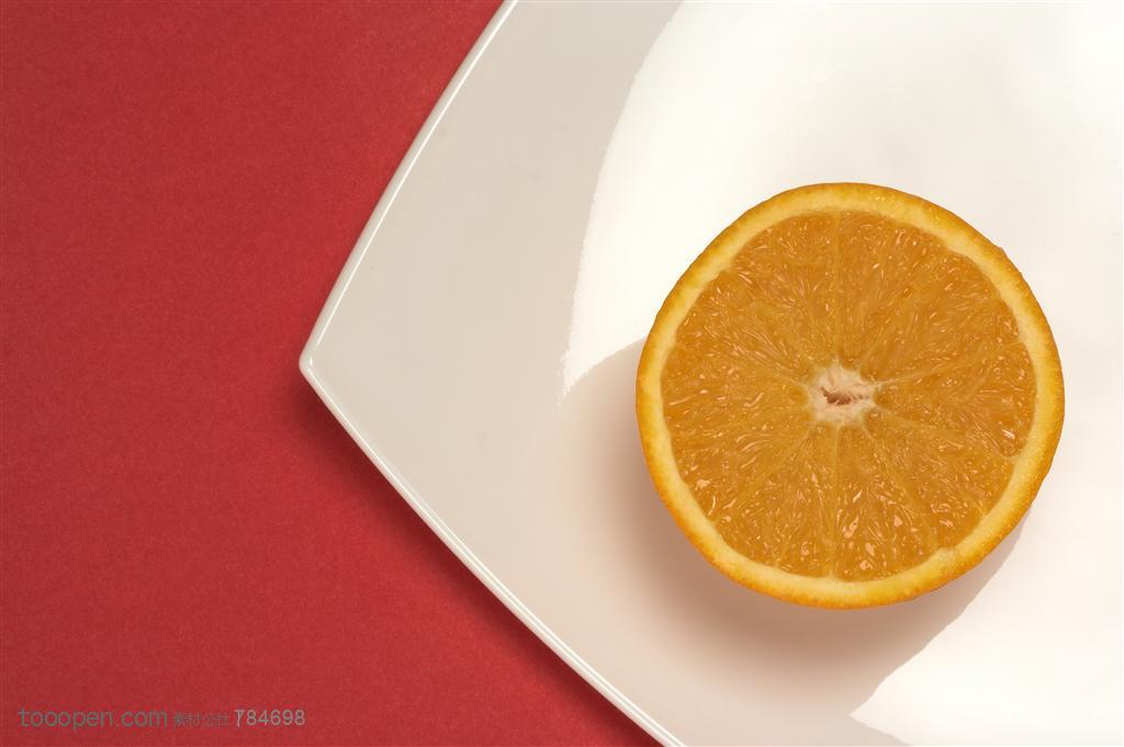 新鲜水果-房子餐盘上的半个橙子特写
